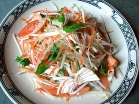 鶏と青パパイヤのサラダ