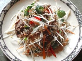 牛肉と青パパイヤのサラダ